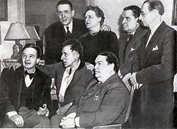 Сидят (слева направо) – А. Онеггер, поэт Ж. Кокто, Д. Мийо; стоят: Ф. Пуленк, Ж. Тайефер, Ж. Орик, Л. Дюрей.